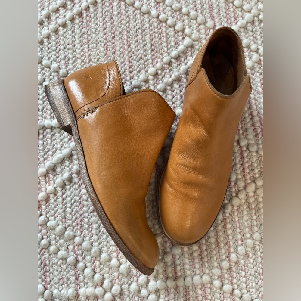 Euc FRYE Elyssa Shootie Size 7.5.